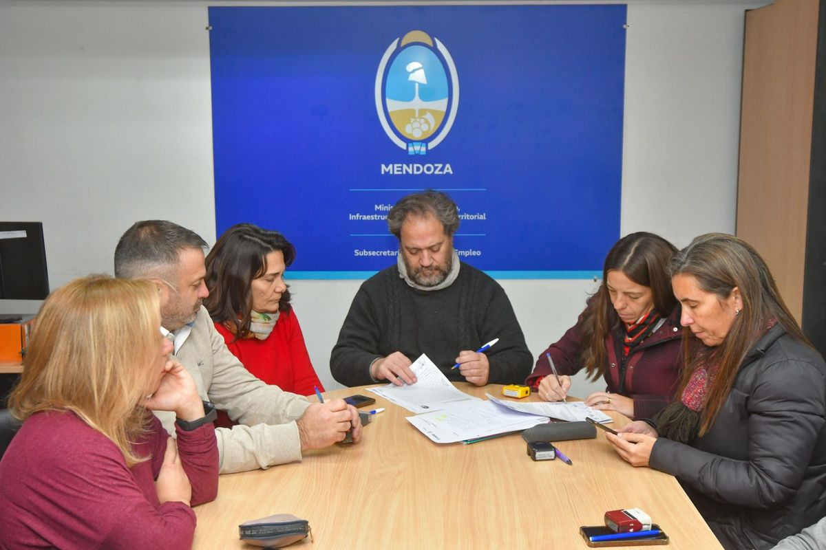 La reunión paritaria de este lunes enntre el Gobierno y el SUTE. La reunión paritaria de este lunes enntre el Gobierno y el SUTE.