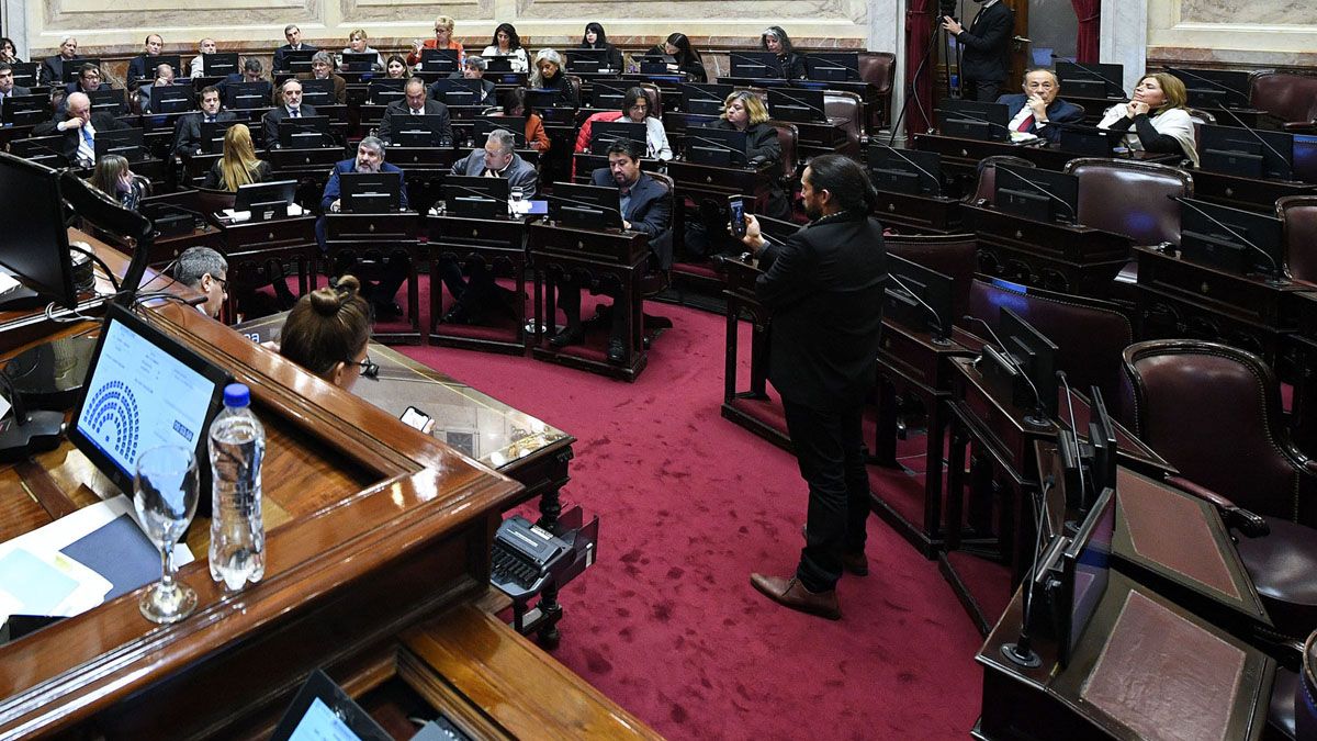 Recinto semivacío en el Senado.