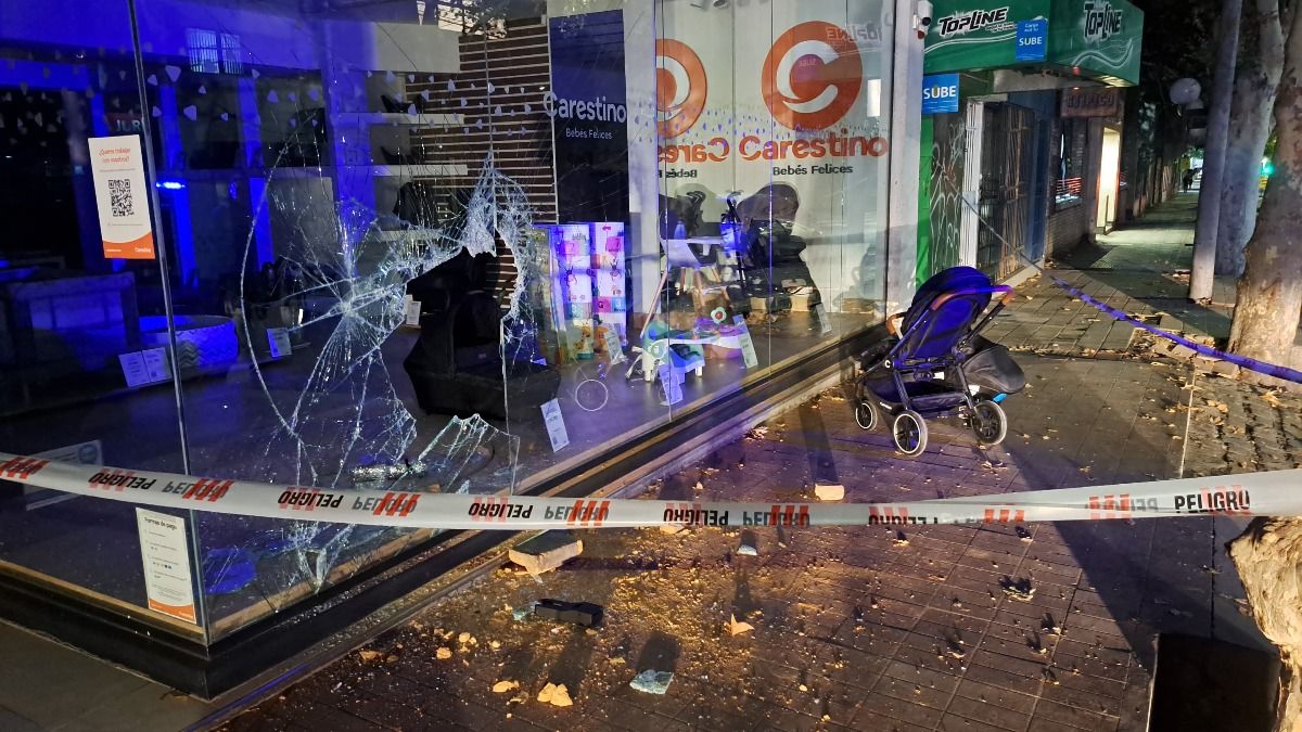 La tienda asaltada. Nótese que en el suelo quedó el ladrillo que utilizó el ladrón.&nbsp;