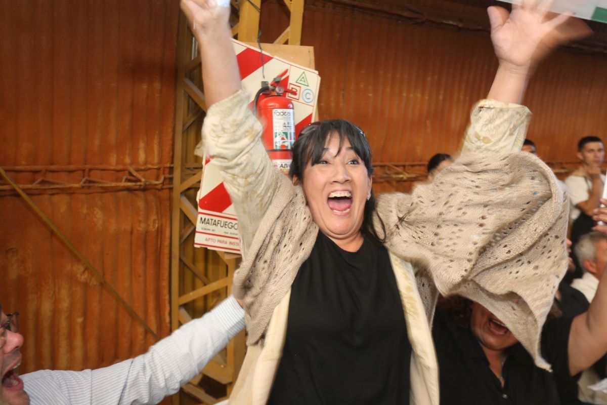 Sonia y otros ocho trabajadores del hospital local se ganaron el premio de 12 millones de pesos, con el número 801. Sonia y otros ocho trabajadores del hospital local se ganaron el premio de 12 millones de pesos, con el número 801.