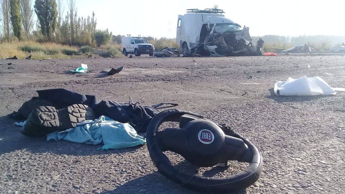 El conductor de la camioneta salió despedido y su cuerpo quedó a unos 15 de la camioneta.