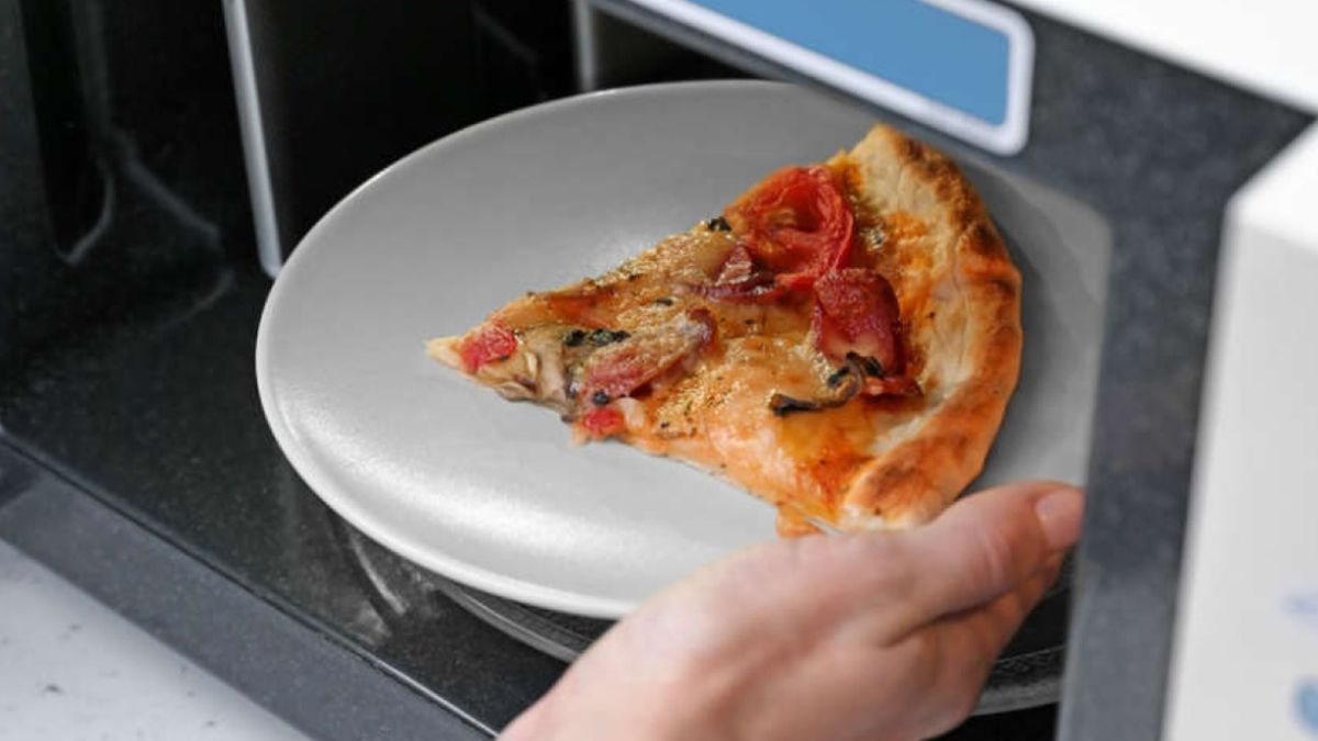 Los especialistas aseguran que calentar en el microondas las porciones de pizza que quedan no es una buena elección Los especialistas aseguran que calentar en el microondas las porciones de pizza que quedan no es una buena elección