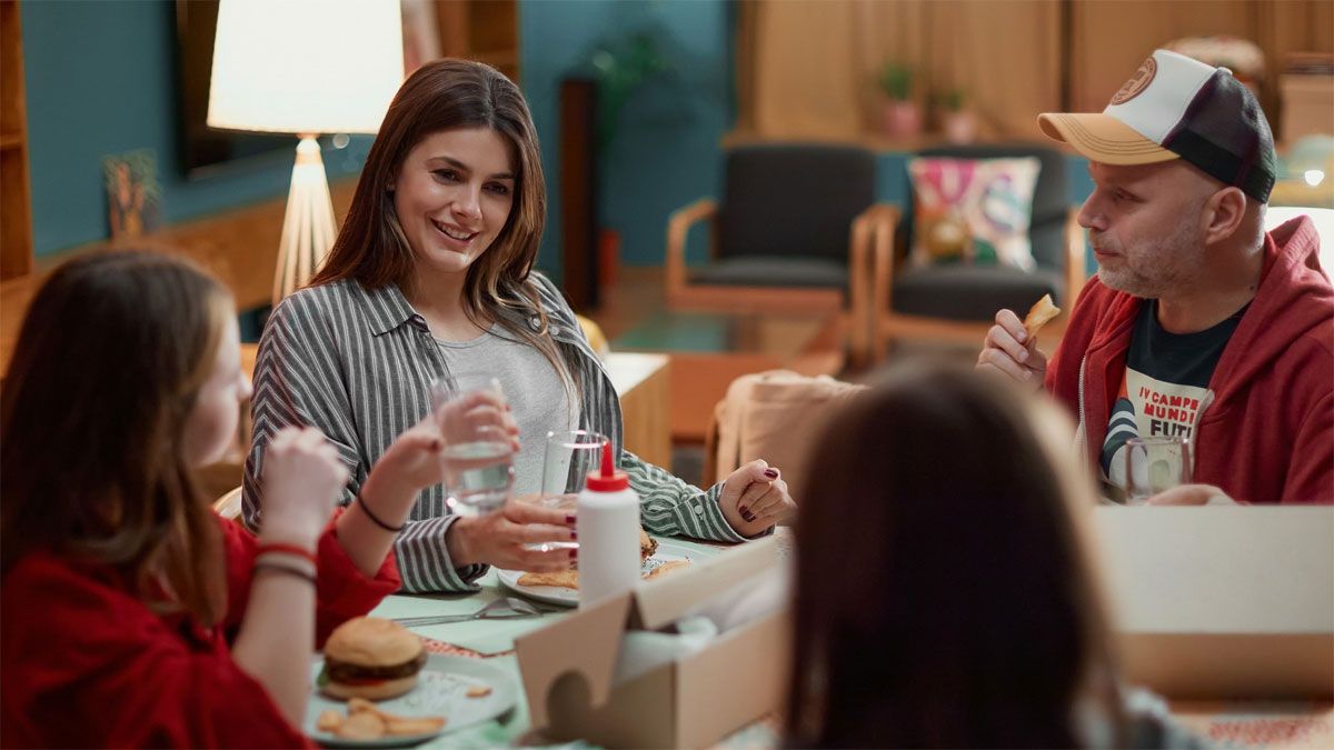 La serie Casi Feliz, de Netflix, brilla entre las comedias de la cartelera del gigante de streaming. La serie Casi Feliz, de Netflix, brilla entre las comedias de la cartelera del gigante de streaming.