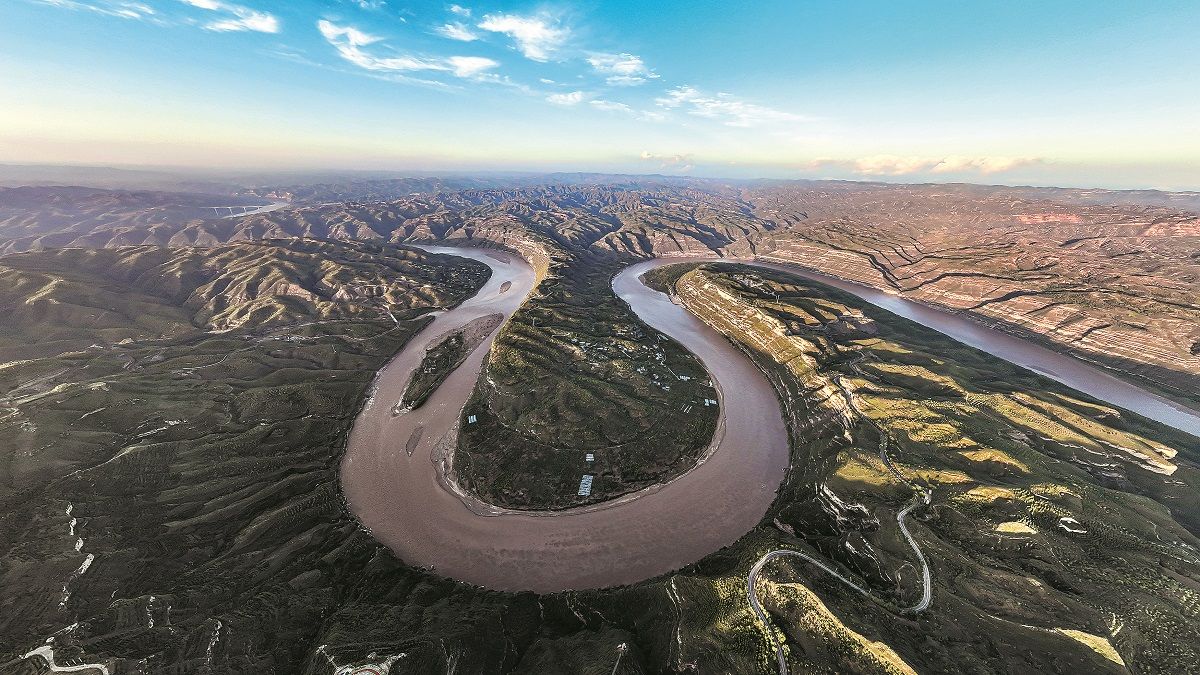 La vía fluvial de 5.464 kilómetros de largo atraviesa un total de nueve provincias y regiones