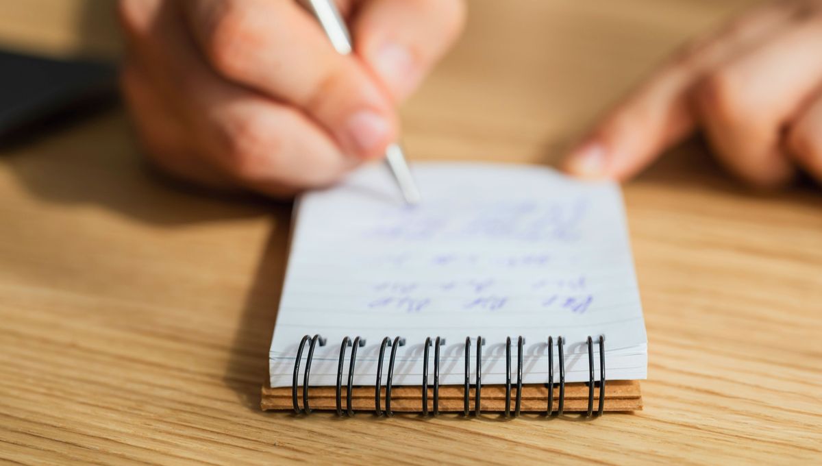 Escribe en un diario o en el celular las palabras o frases que te pueden guiar en tu día. Escribe en un diario o en el celular las palabras o frases que te pueden guiar en tu día. 