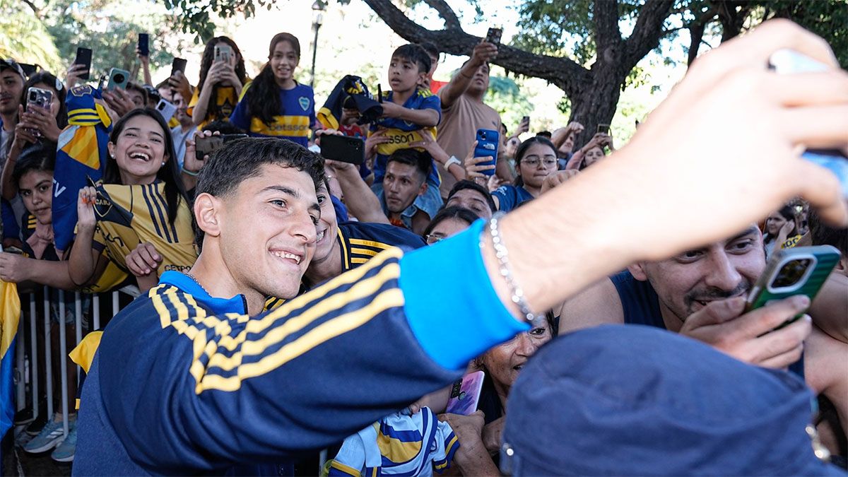 Leandro Brey saluda a los hinchas de Boca en Santiago del Estero.