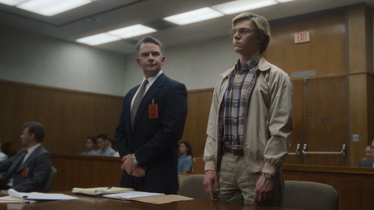 Evan Peters interpreta al asesino serial Jeffrey Dahmer en la serie de Netflix.