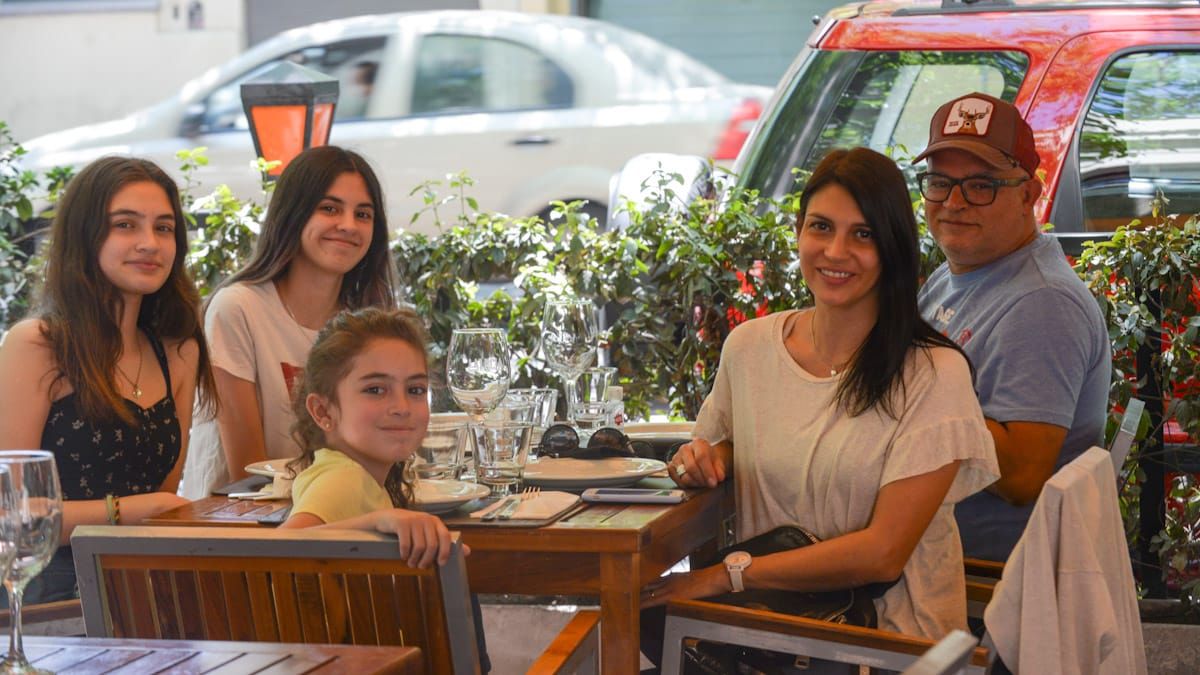 La celebración del Día de la Madre fue un lindo motivo para que las familias volvieran a las calles y coparan la capacidad dispuesta en los restaurantes mendocinos.