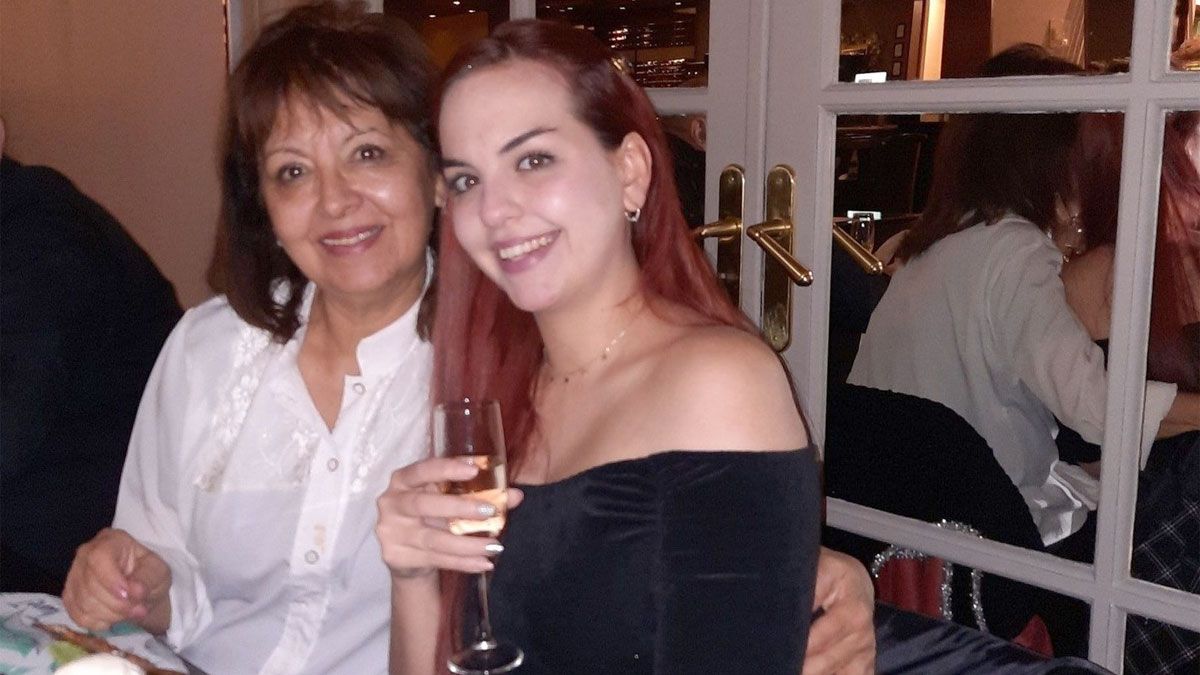 Juana Morales y Aldana Botha comparten un momento especial, antes de que los jubilados desaparecidos de Chubut desaparecieran ya hace casi 7 meses.