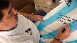 Maradona obsequió camiseta de la Selección para subasta solidaria para un merendero