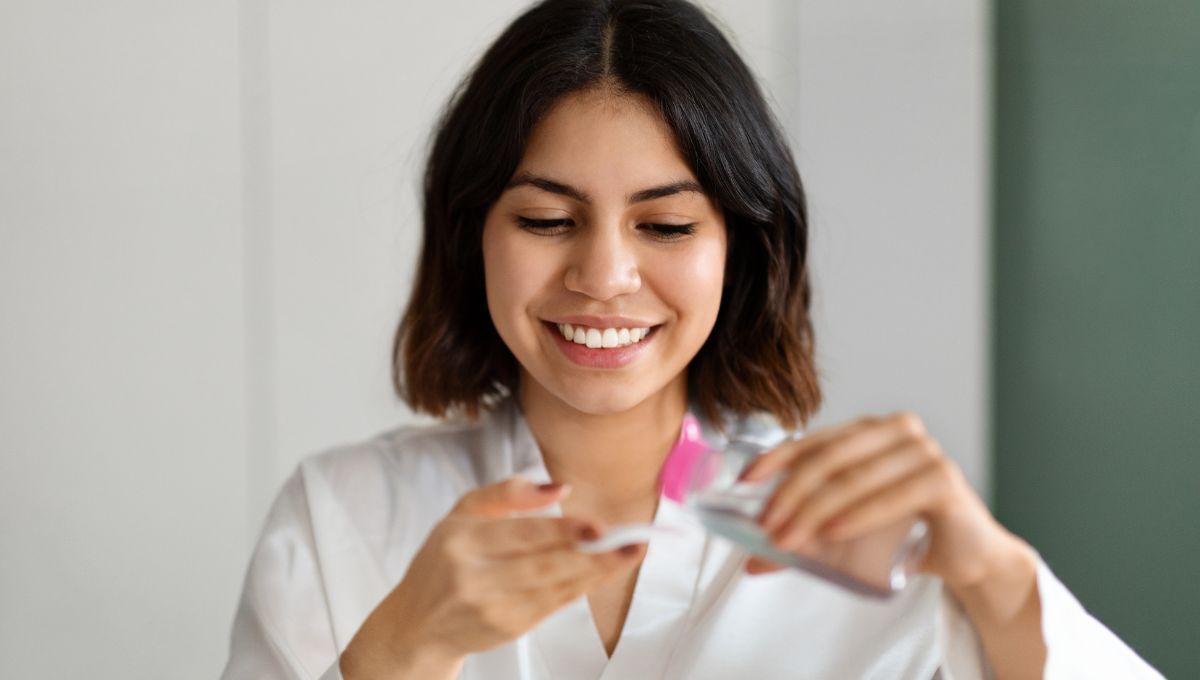 El agua micelar ayuda a remover los restos de desodorante de las axilas. 