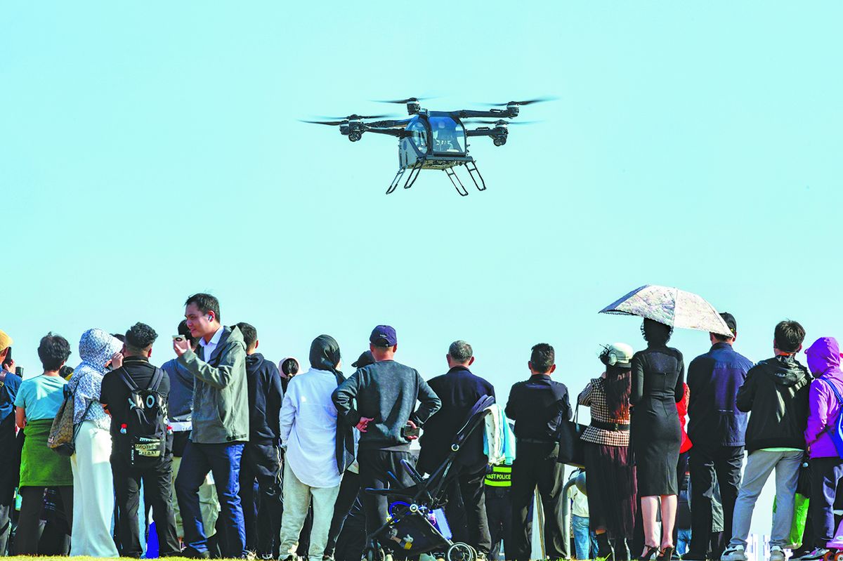 Espectadores observan una demostración del módulo volador del Land Aircraft Carrier de XPeng Aeroht en Haikou, provincia de Hainan, el 21 de enero. SU BIKUN / PARA CHINA DAILY.