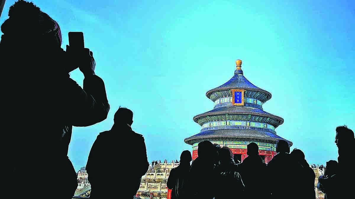 Varios turistas visitan el Templo del Cielo en Beijing en un día despejado de noviembre. DU LIANYI / CHINA DAILY
