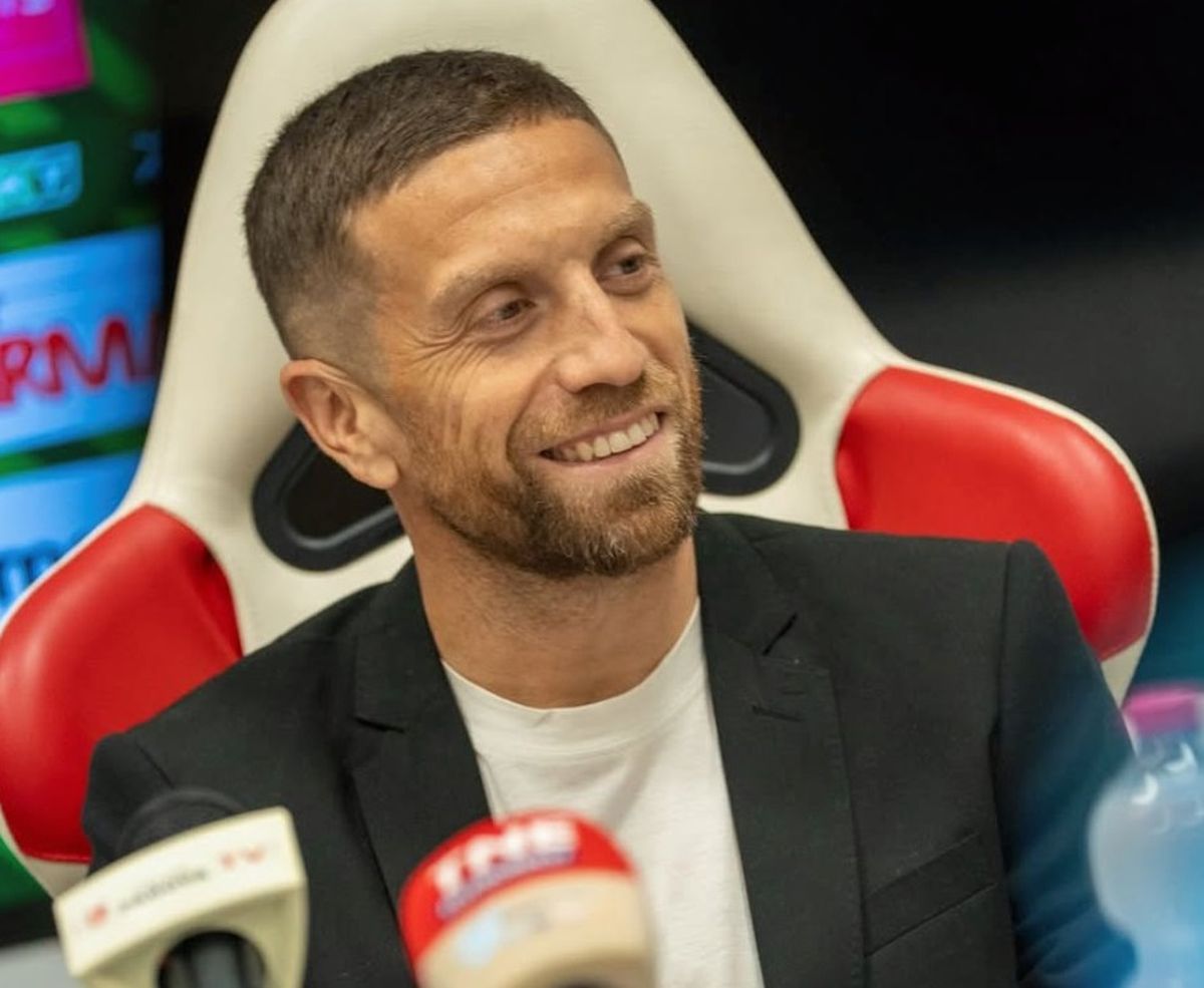 El Papu G&oacute;mez fue presentado en un meet & greet donde se sac&oacute; fotos con los hinchas y firm&oacute; aut&oacute;grafos.