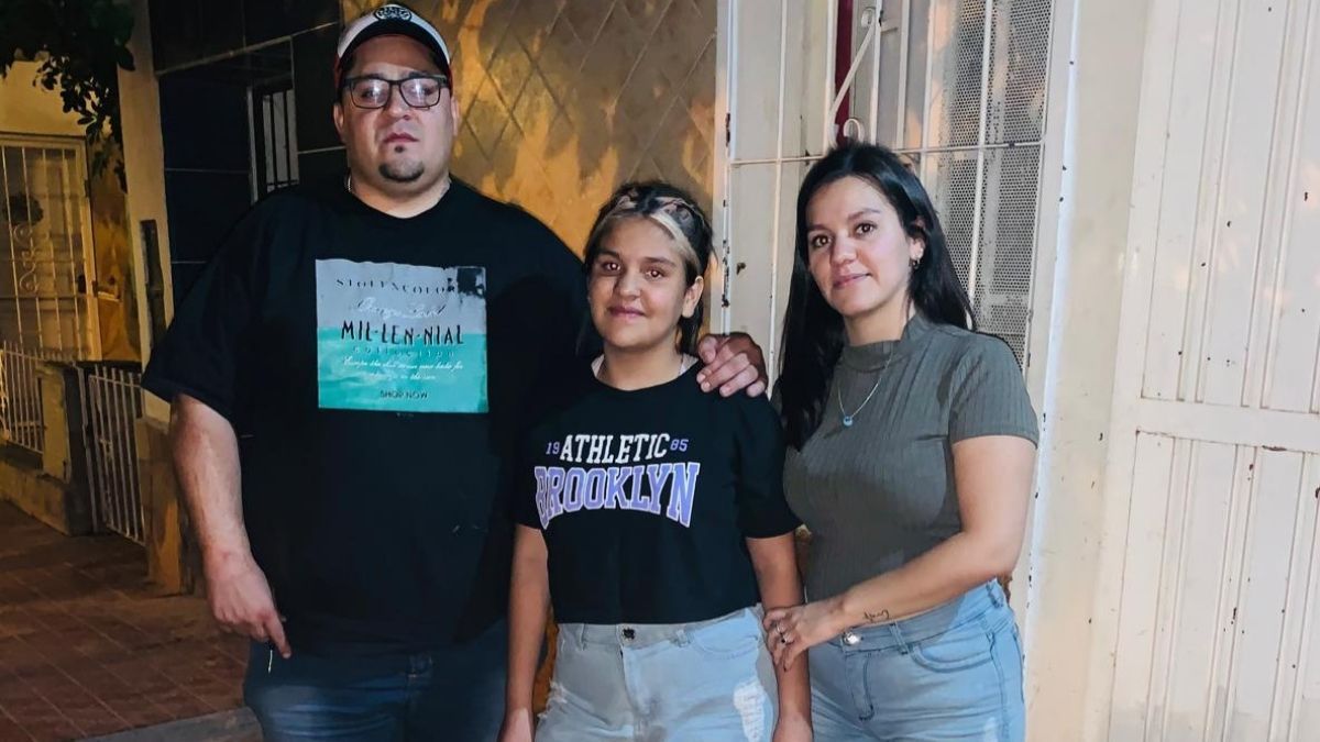 Azul Ferreyra Brizuela (en el medio) junto a sus padres. La familia lucha para que la prepaga cumpla con la ley y su hija no pierda la audición.&nbsp;
