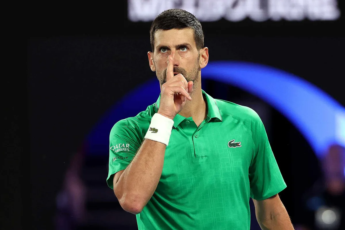 Novak Djokovic jugar&aacute; su d&eacute;cimo primera final del Abierto de Australia luego de vencer a Jannik Sinner en m&aacute;s de cuatro horas de partido.