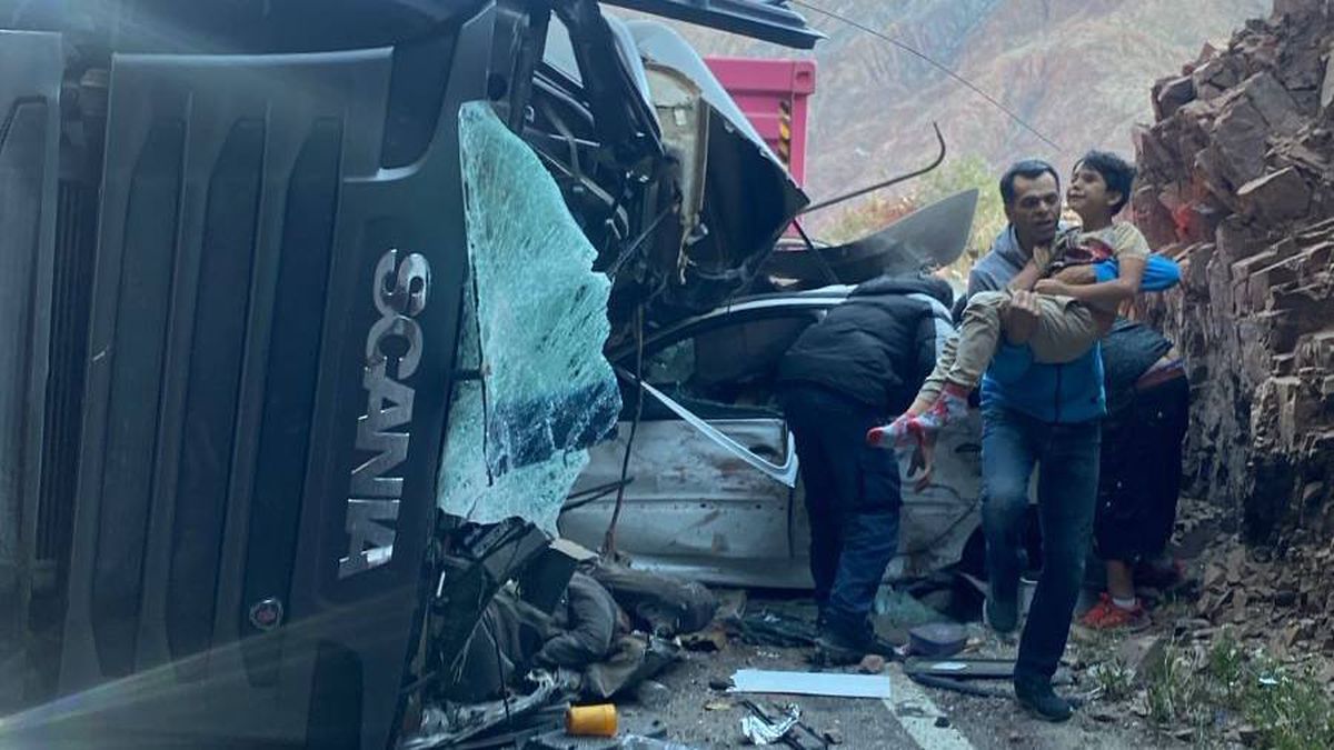 El accidente en la ruta 7, donde murió un camionero tras atropellar a una familia de San Juan. Al parecer, el auto cruzó en doble línea amarilla.