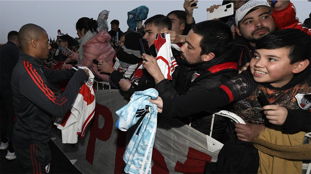 Nicolás De la Cruz les firma autógrafos a los hinchas de River que recibieron al plantel en Mar del Plata.