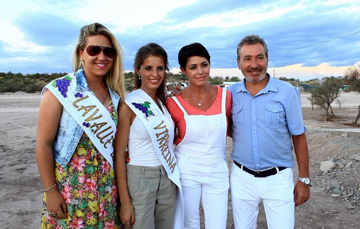 El presidente de la Fundación Grupo América, Daniel Vila junto a su esposa Pamela David, la reina de Lavalle Estefanía Martínez y la virreina Luciana Pradal. El presidente de la Fundación Grupo América, Daniel Vila junto a su esposa Pamela David, la reina de Lavalle Estefanía Martínez y la virreina Luciana Pradal.