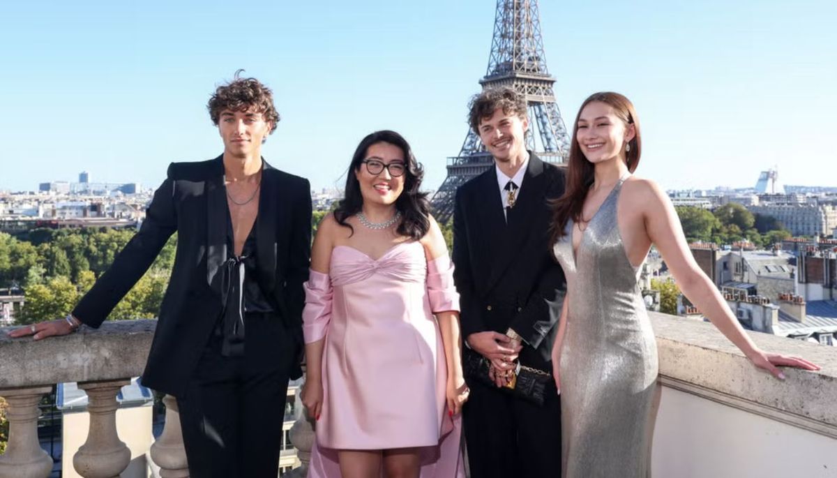 El elenco y la creadora de The Summer I Turned Pretty el 17 de septiembre de 2025 en París. El elenco y la creadora de The Summer I Turned Pretty el 17 de septiembre de 2025 en París.