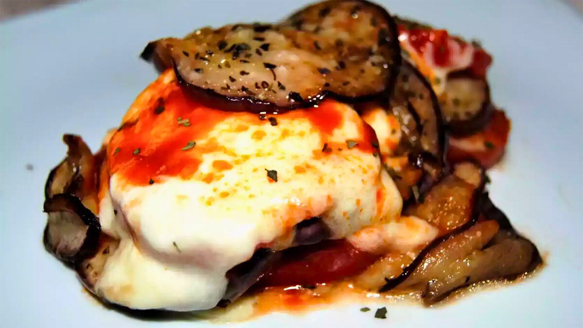 La receta de berenjena a la parmesana se hace sin pasos muy fáciles de realizar y simples ingredientes.