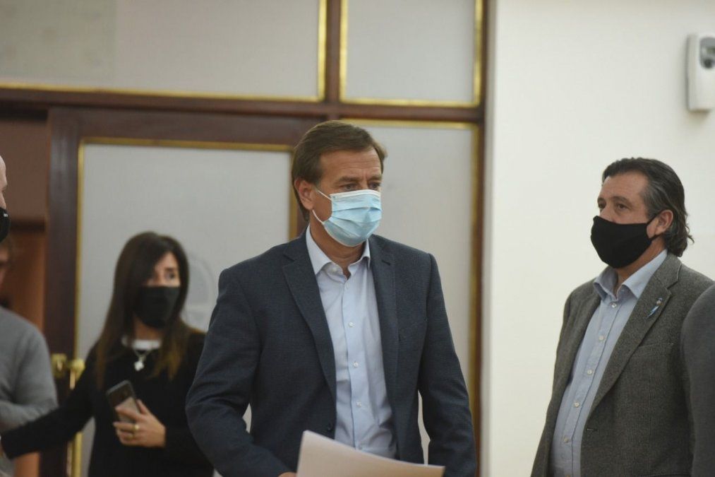 Ante las nuevas flexibilizaciones nacionales, el gobernador Rodolfo Suarez y el ministro de Gobierno, Víctor Ibáñez se reúnen para definir las normas que regirán desde ahora en Mendoza.&nbsp;