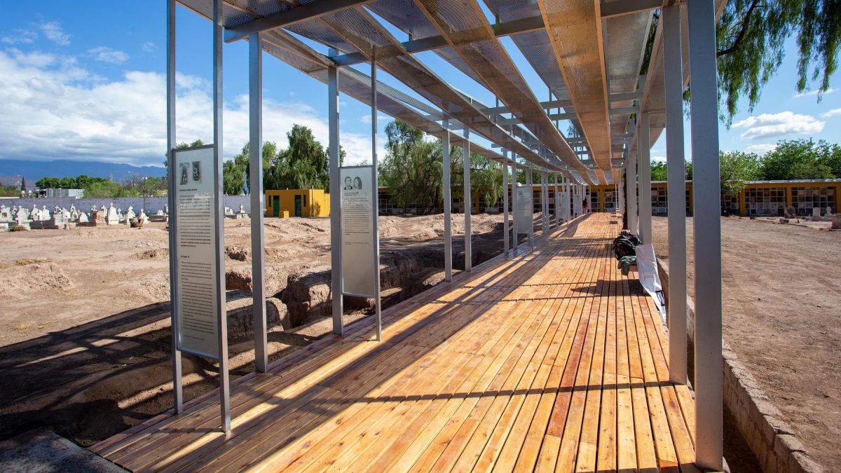 La obra del arquitecto Nino Bonoldi cuenta con una rambla con placas que muestran a los muertos que pudieron ser reconocidos y que estaban en las fosas comunes de la necrópolis capitalina. La obra del arquitecto Nino Bonoldi cuenta con una rambla con placas que muestran a los muertos que pudieron ser reconocidos y que estaban en las fosas comunes de la necrópolis capitalina.