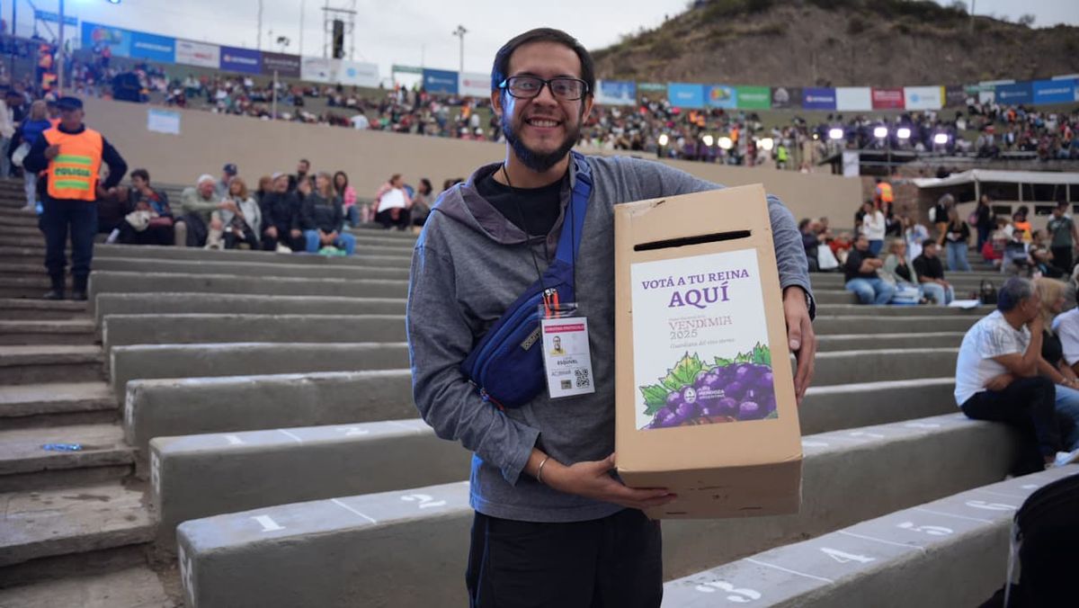 Asistentes de la fiesta fueron a los asientos sorteados con las urnas para que el público de la Vendimia 2025 vote por su reina. Asistentes de la fiesta fueron a los asientos sorteados con las urnas para que el público de la Vendimia 2025 vote por su reina.