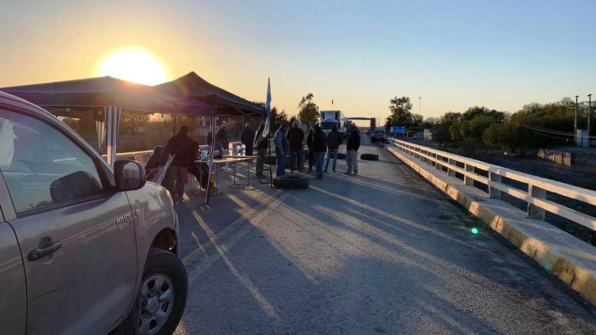 Aumenta la tensión en el corte de ruta en Desaguadero