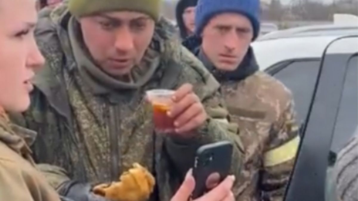 Una civil ucraniana le facilita al prisionero ruso su celular para que se comunique con su mamá, mientras es atendido con té caliente y comida. El video se hizo viral al ser publicado por un corresponsal de guerra estadounidense.
