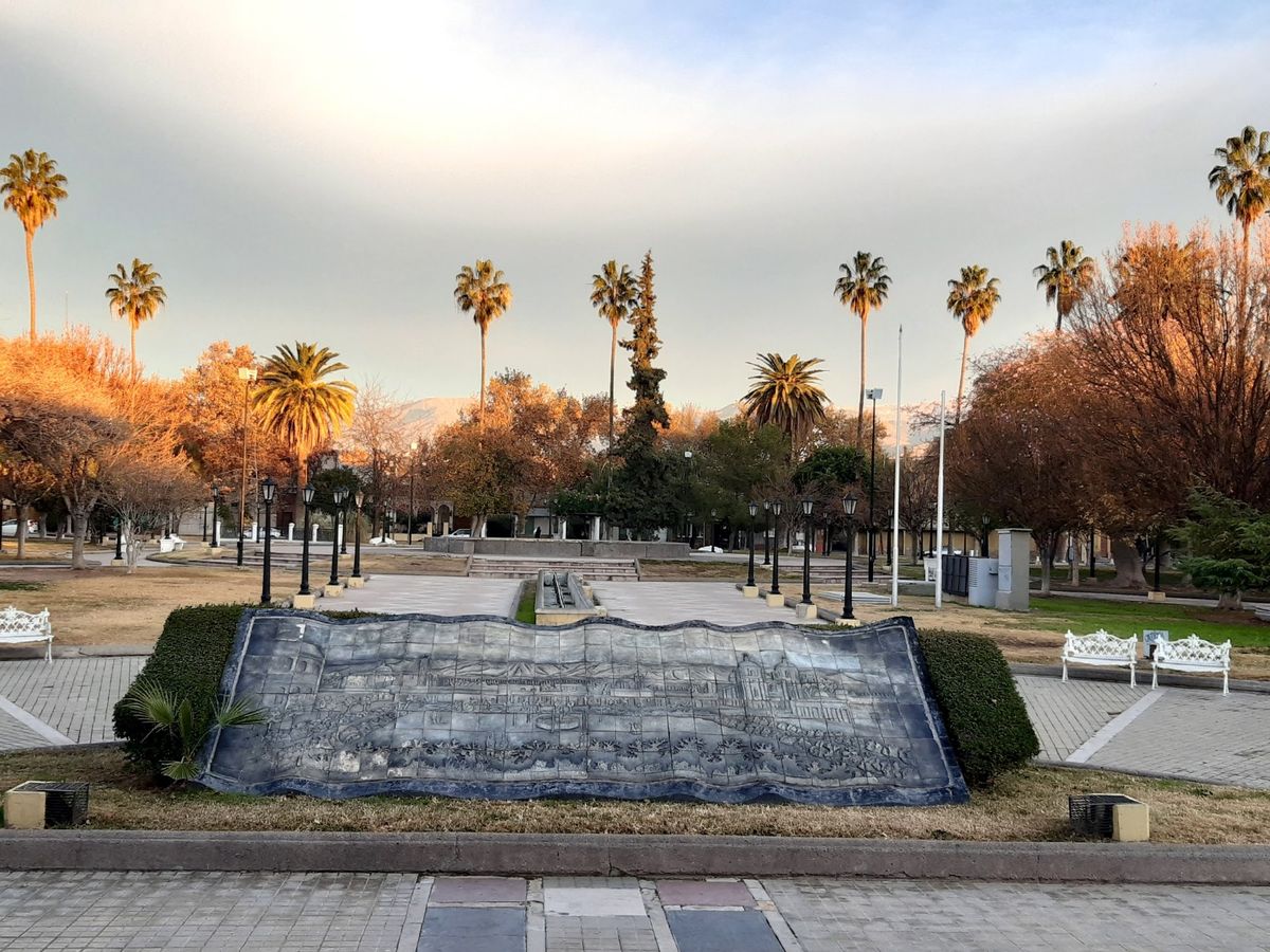El mural de la plaza Pedro del Castillo donde se ubica el MAF recuerda la antigua plaza colonial antes de la destrucción por el terremoto de 1861. El mural de la plaza Pedro del Castillo donde se ubica el MAF recuerda la antigua plaza colonial antes de la destrucción por el terremoto de 1861.