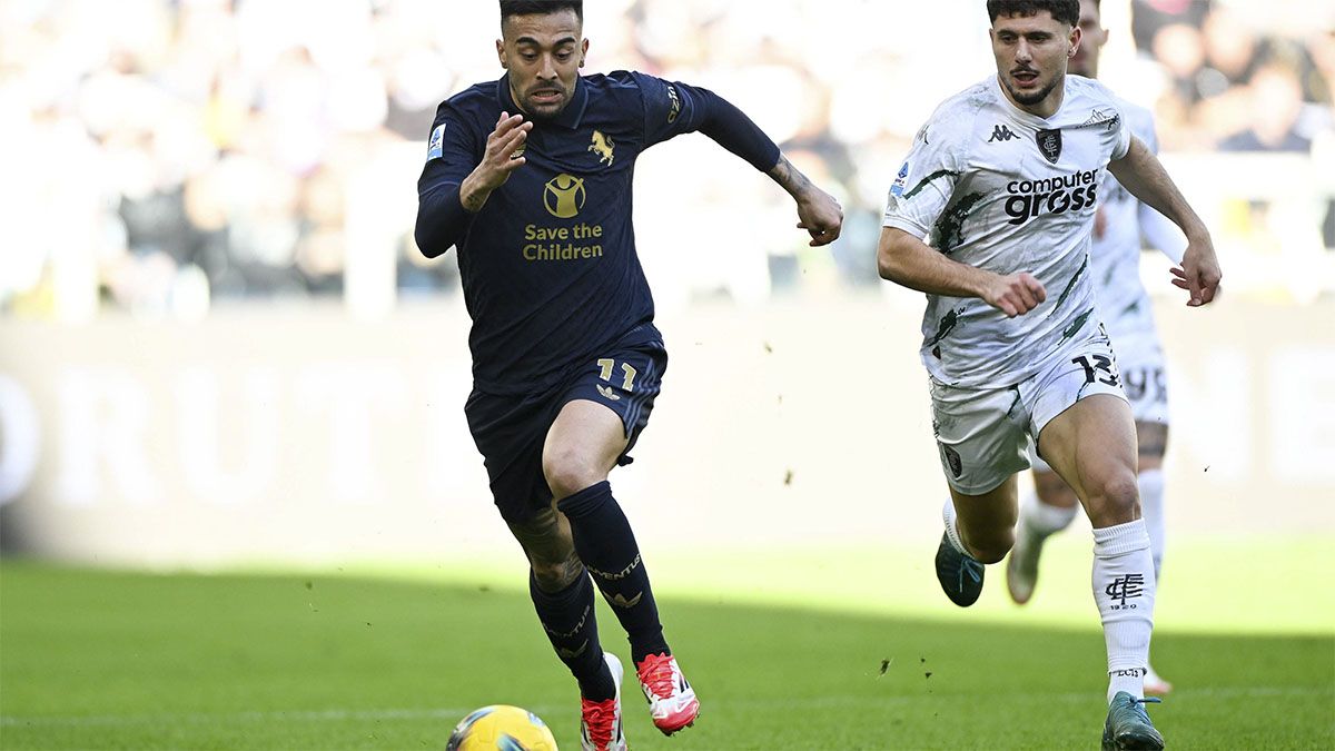 Nico González escapa a la marca de un rival. Nico González escapa a la marca de un rival.