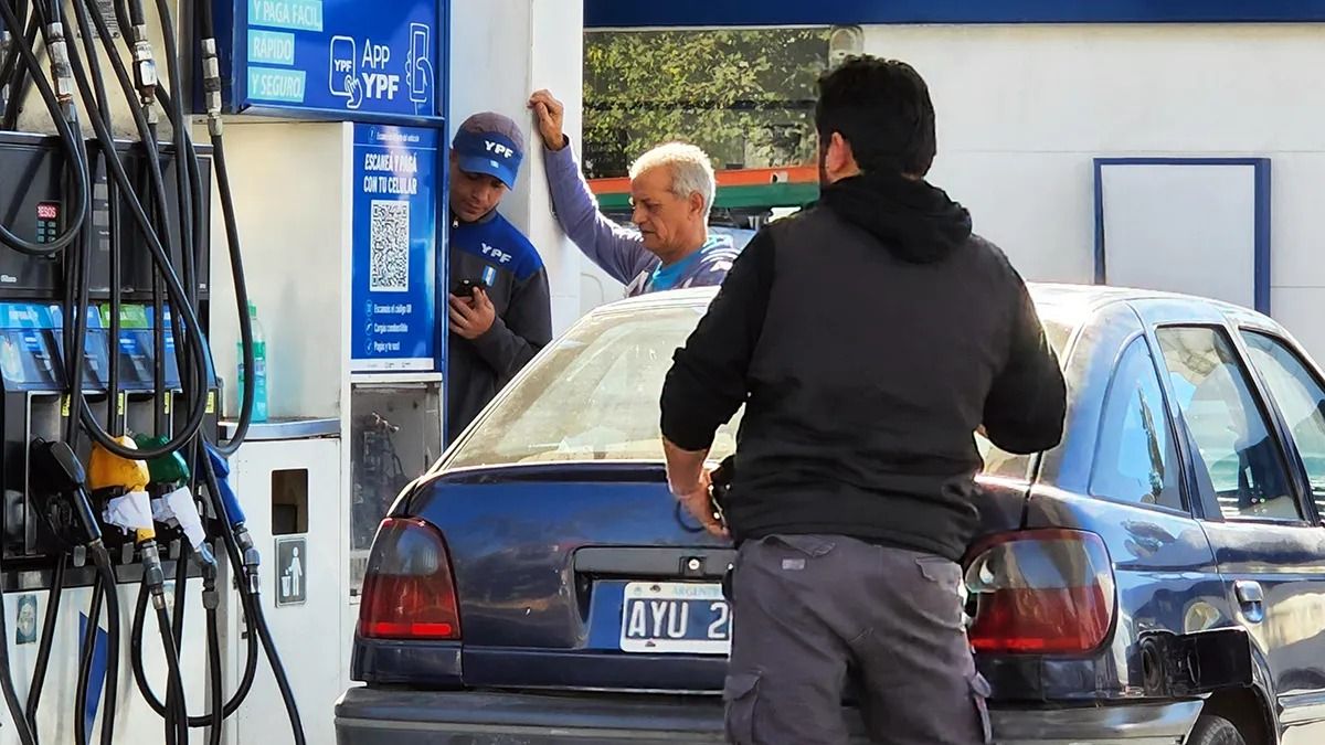 Cada vez que suben los combustibles, los mendocinos se aprestan a esperar un rato en las estaciones en busca de un mejor precio.