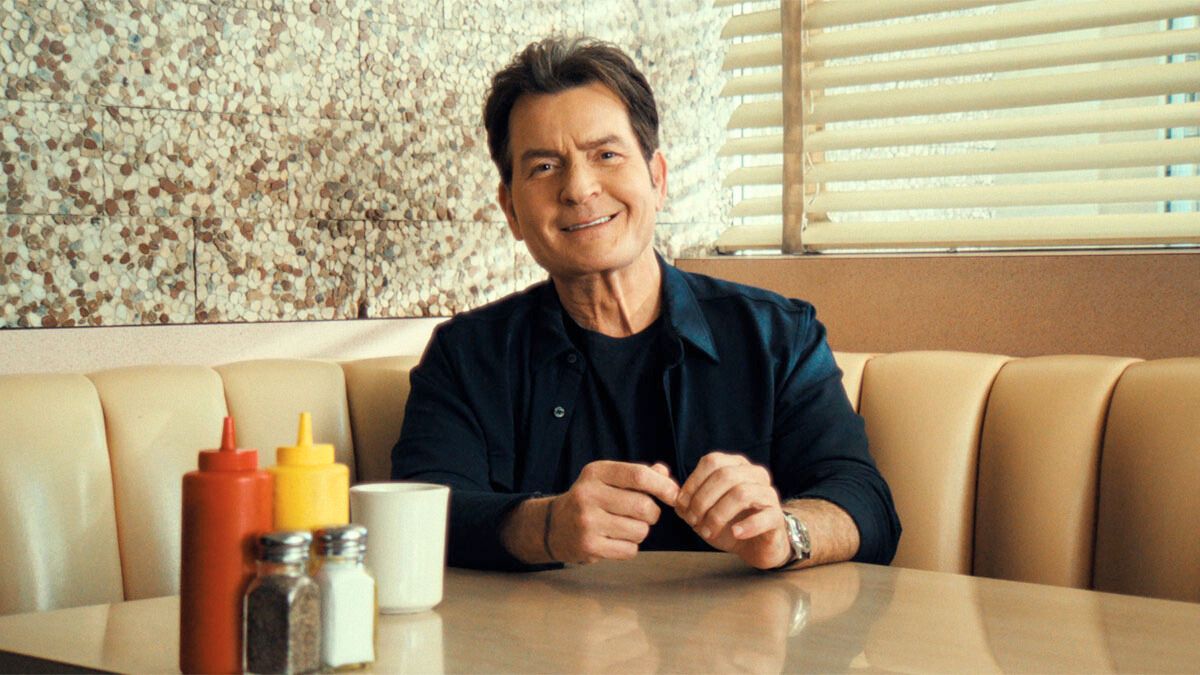 El actor Charlie Sheen cuenta todo sobre su escandalosa vida en la película de Netflix.