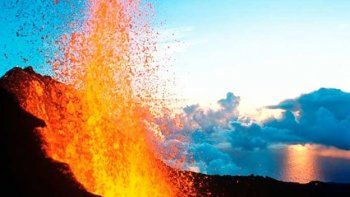 Impresionantes imágenes de la erupción de un volcán