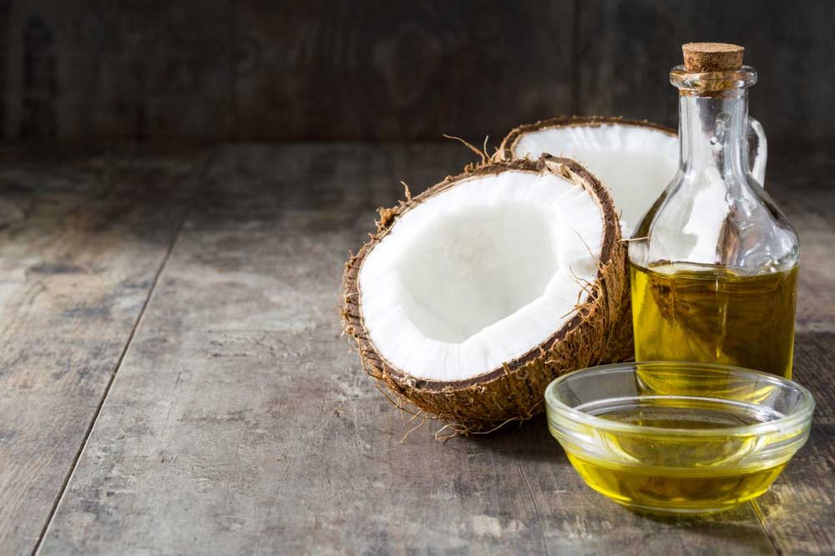 El aceite de coco, como también el aceite de oliva, tienen propiedades hidratantes El aceite de coco, como también el aceite de oliva, tienen propiedades hidratantes