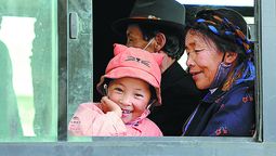 Unos residentes en un autobús de transbordo en el condado de Chonggyai en la ciudad de Lhokha, Región Autónoma del Tíbet, en agosto. PARA USO DE CHINA DAILY