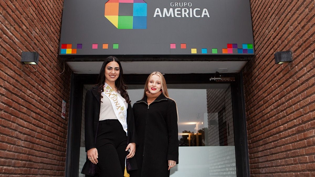 Natasha y Giuliana visitaron este miércoles la redacción multimedia de Grupo América, en Las Heras.
