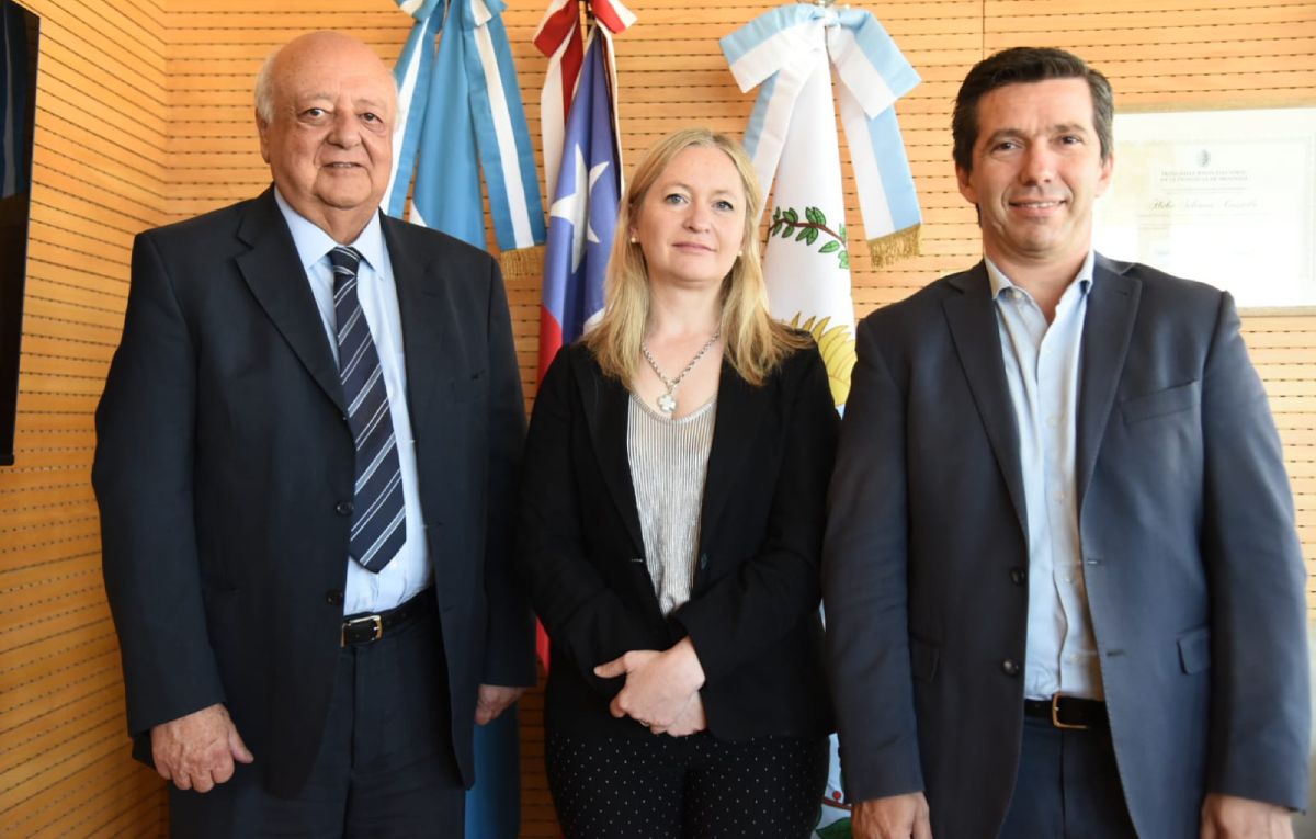 El embajador chileno en Argentina, José Antonio Viera Gallo, junto a la vicegobernadora Hebe Casado y Andrés Lombardi, presidente de la Cámara de Diputados.