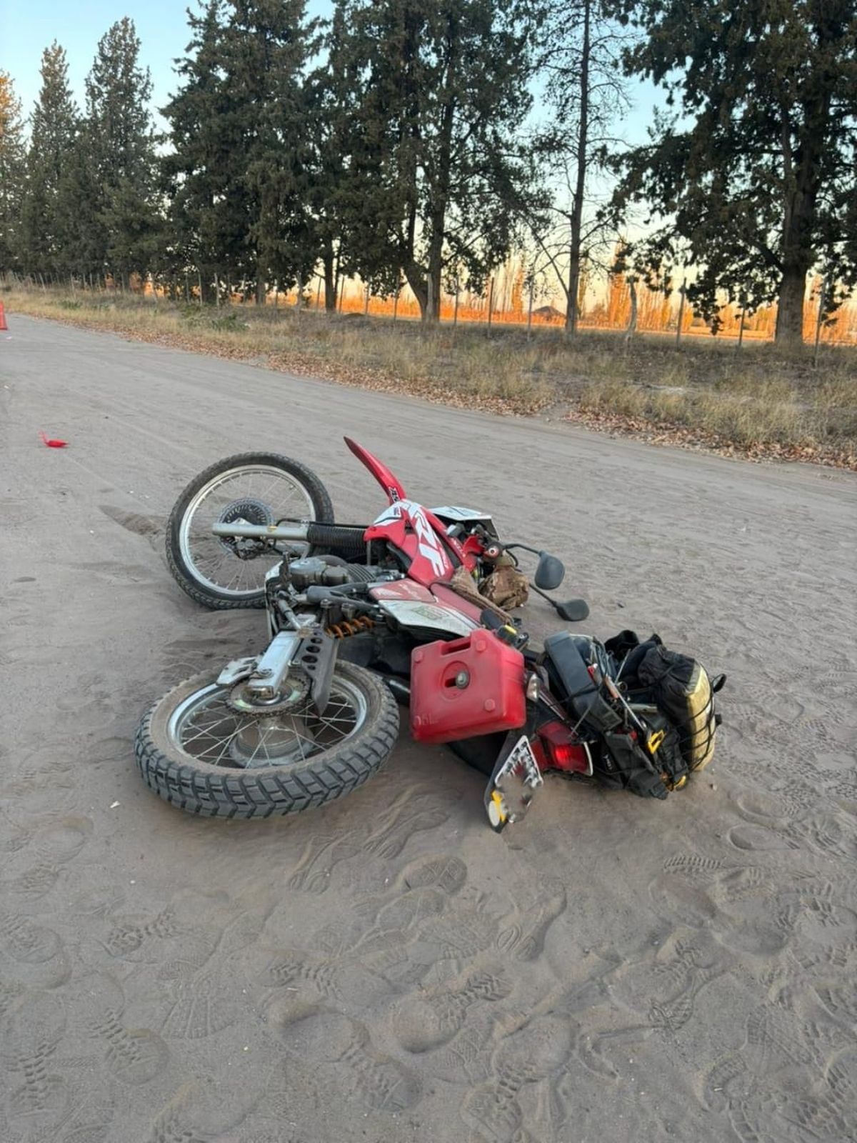 La moto Honda en la que circulaba el hombre que falleció este sábado en San Rafael. La moto Honda en la que circulaba el hombre que falleció este sábado en San Rafael.