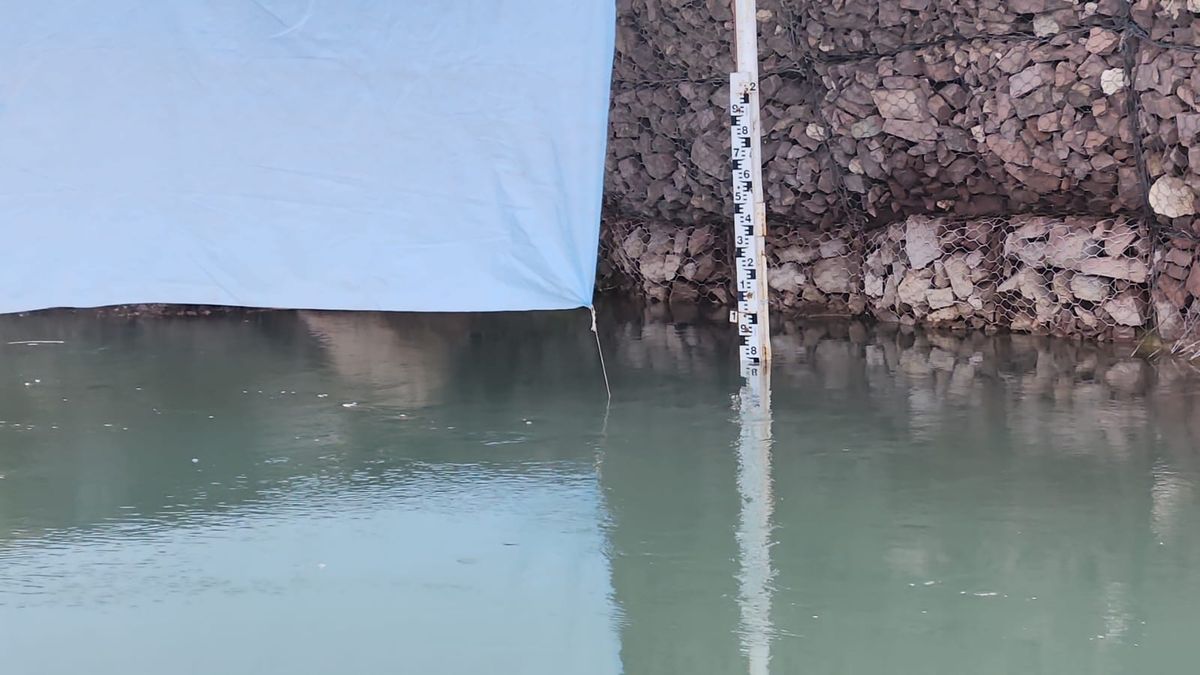 En la frontera con Mendoza, los pampeanos miden el caudal para verificar si Mendoza cumple con sus compromisos hídricos. En la frontera con Mendoza, los pampeanos miden el caudal para verificar si Mendoza cumple con sus compromisos hídricos.