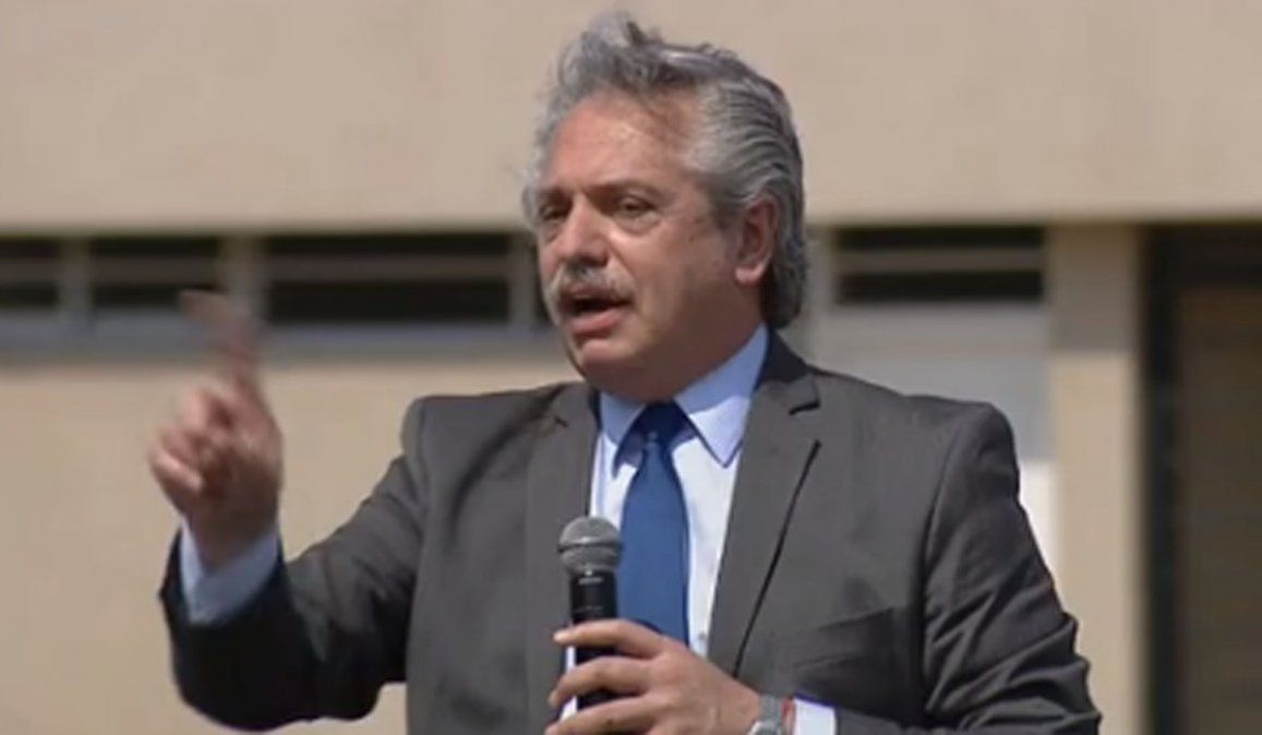 Alberto Fernández lloró al entregar casas en La Rioja