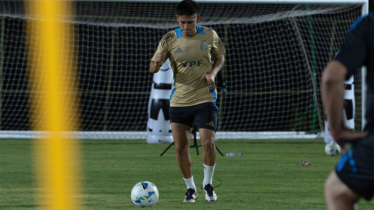 Claudio Echeverri. Claudio Echeverri.