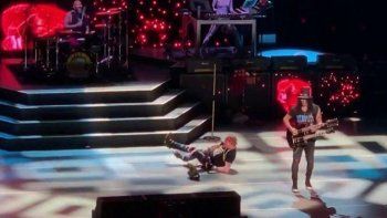 Axel Rose: resbalón y caída mientras cantaba Knockin’ at Heaven’s Door