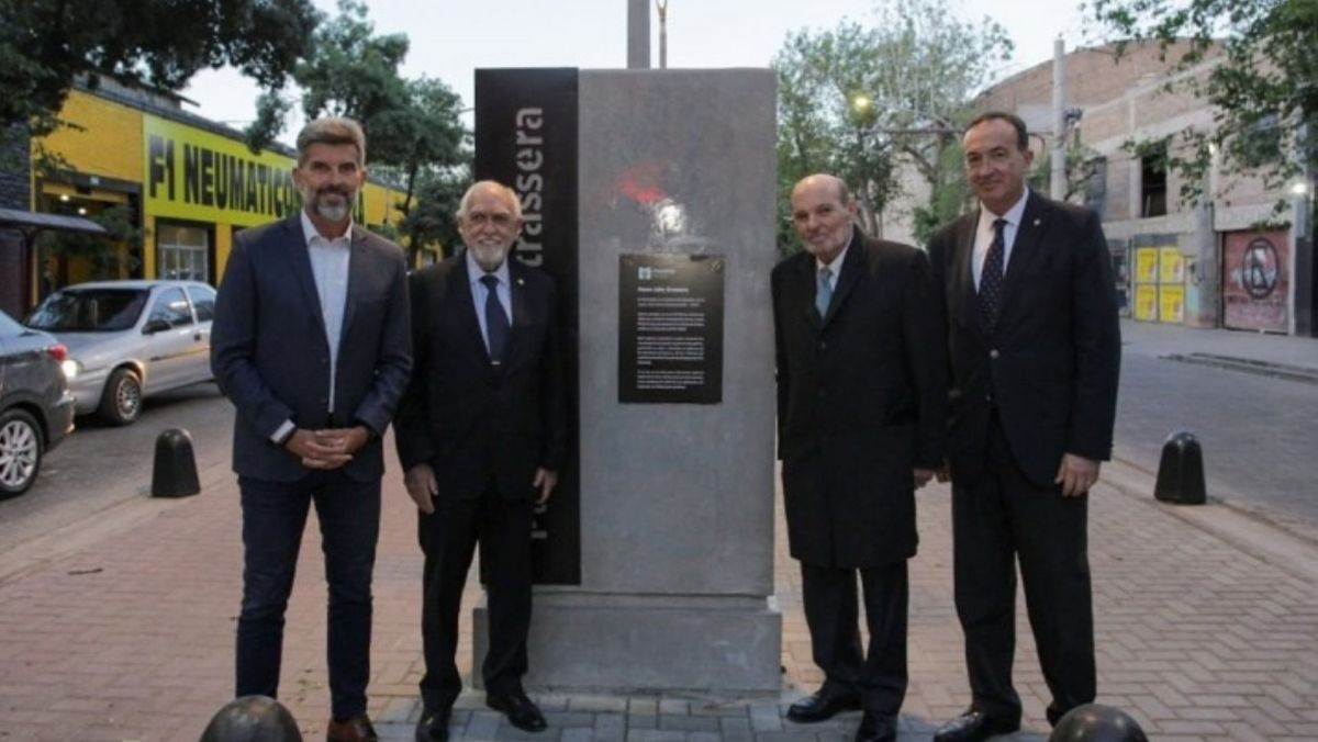 El intendente de la Ciudad de Mendoza, Ulpiano Suarez, junto a tres de los cuatro jueces homenajeados. Estuvieron en el nuevo Paseo Julio César Strassera. El intendente de la Ciudad de Mendoza, Ulpiano Suarez, junto a tres de los cuatro jueces homenajeados. Estuvieron en el nuevo Paseo Julio César Strassera.