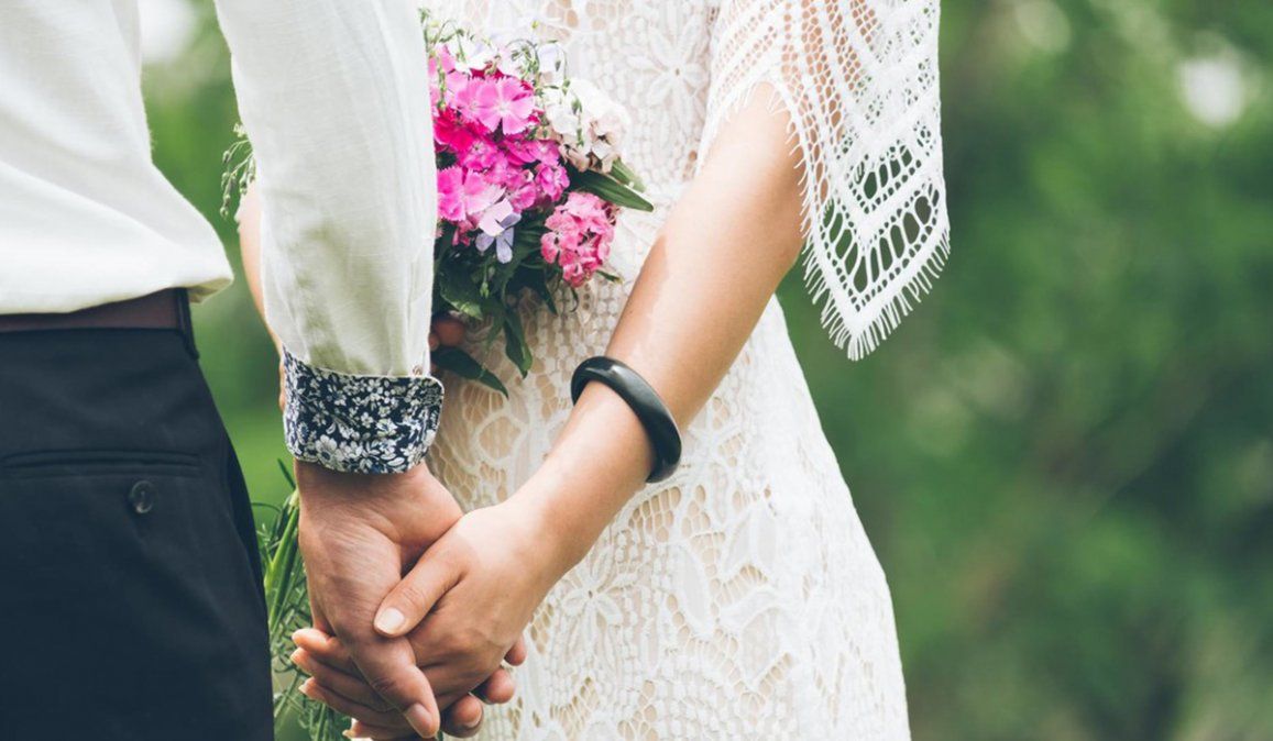 El hombre llegó al lugar equivocado para su casamiento, pero los amigos de la novia se dieron cuenta que no conocían a nunguno de los recién llegados, que confiaron en el Google Maps