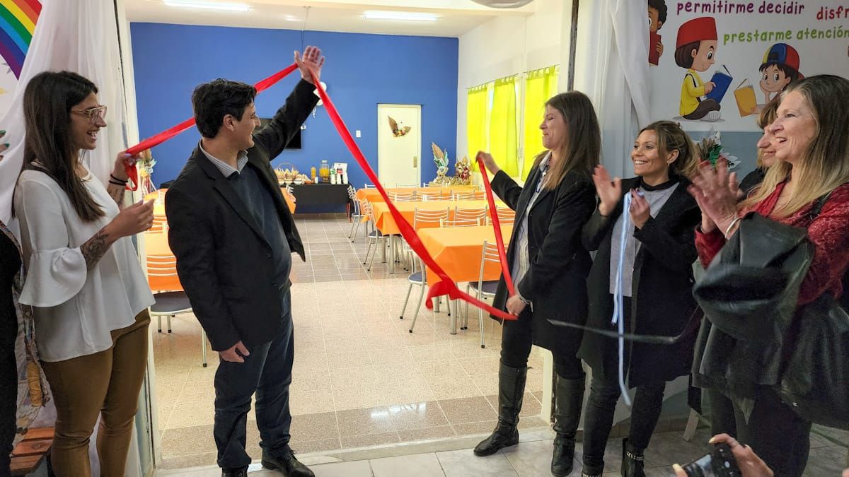 Alejandro Verón, subsecretario de Desarrollo Social, y Gabriela Alé, de la Fundación Grupo América, en el clásico corte de cintas en el ingreso al nuevo comedor.