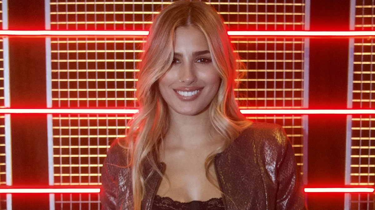 Julieta Poggio y Pampita paralizan la primavera: minis vestiditos al ras, shiny y mucha piel