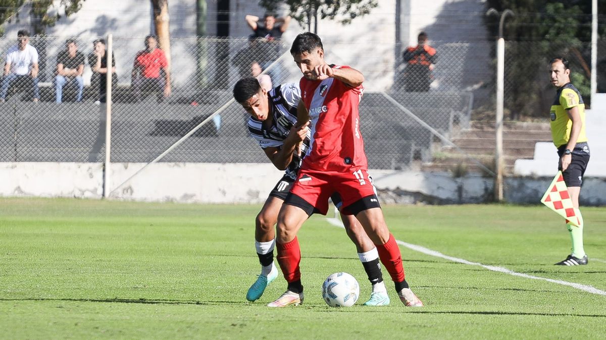 Matías Viguet fue el autor del pase que Rasic cambió por gol en la victoria del Deportivo Maipú. (Cristian Lozano/UNO)