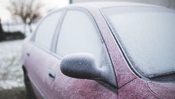 Los vidrios del auto pueden amanecer completamente congelados, por lo que hay que tomar recaudos para sacar el hielo.